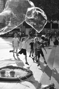 Spielende Kinder am Breitscheidplatz, Berlin 2015